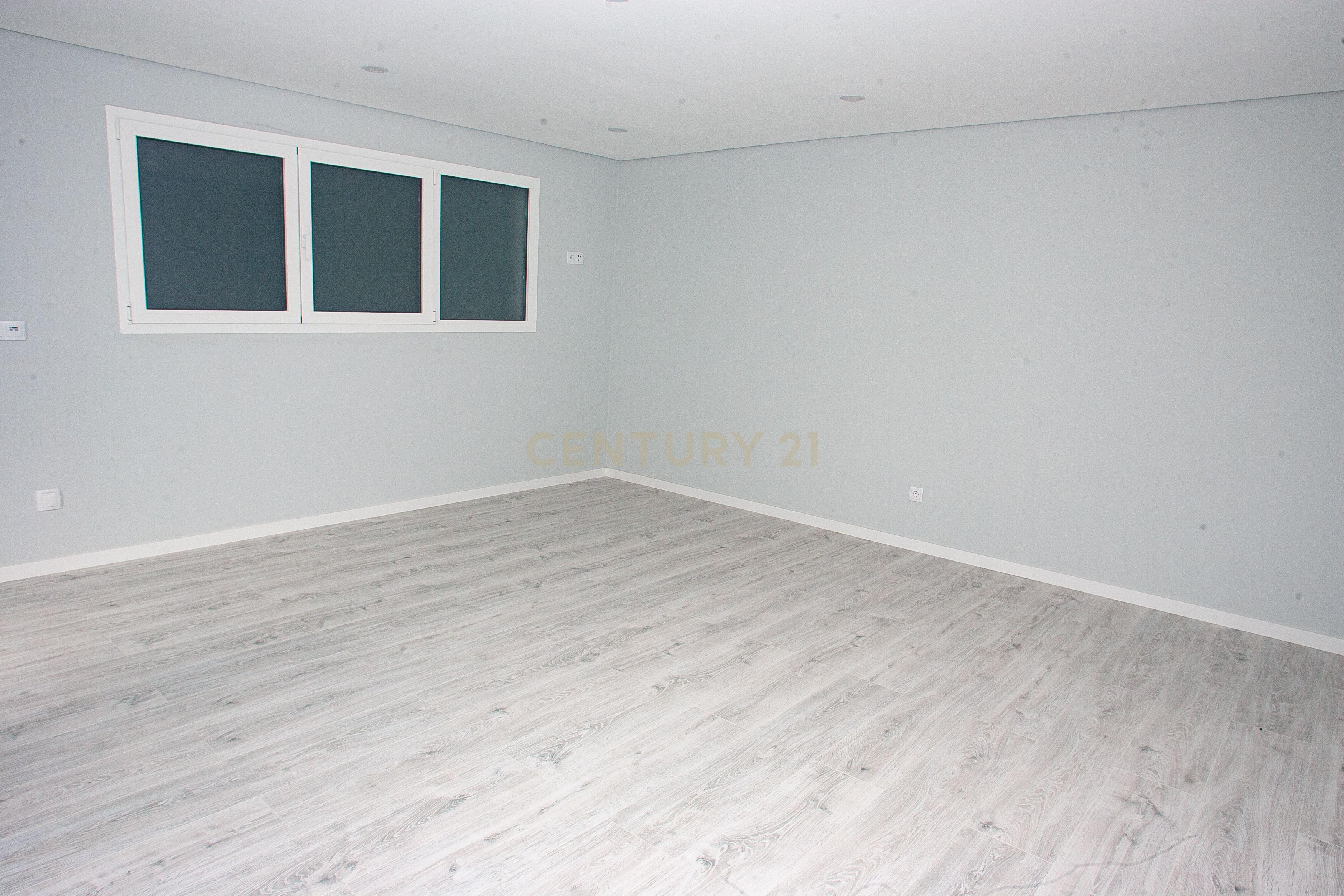 MORADIA T5 + 3 EM FAMÕES, COM PISCINA, JARDIM E BOX PARA 4 CARROS - Image 25