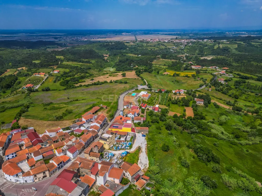 Oportunidade única em Abrunheira! Moradia T3+2 com terraço e vistas panorâmicas - Image 4
