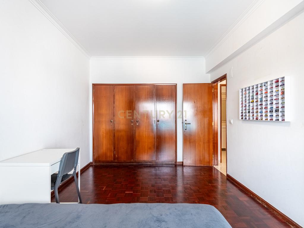Apartamento T2 Vale de Flores - Image 12