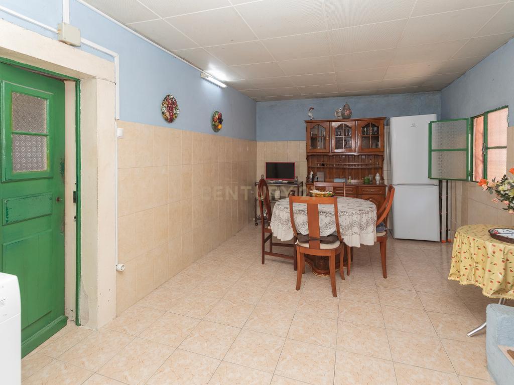 Moradia T3 com Quintal e Alto Potencial no Caramão da Ajuda, Lisboa - Image 12