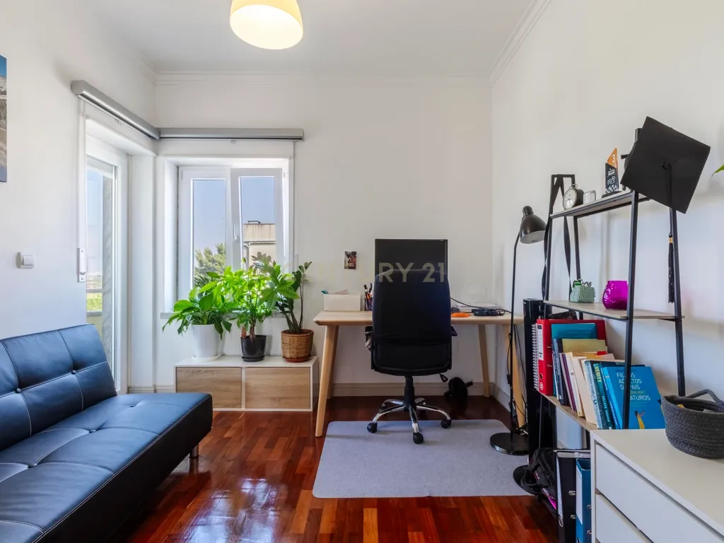 Espaçoso T3 na Sobreda com 2 Casas de Banho e Varandas - Image 22