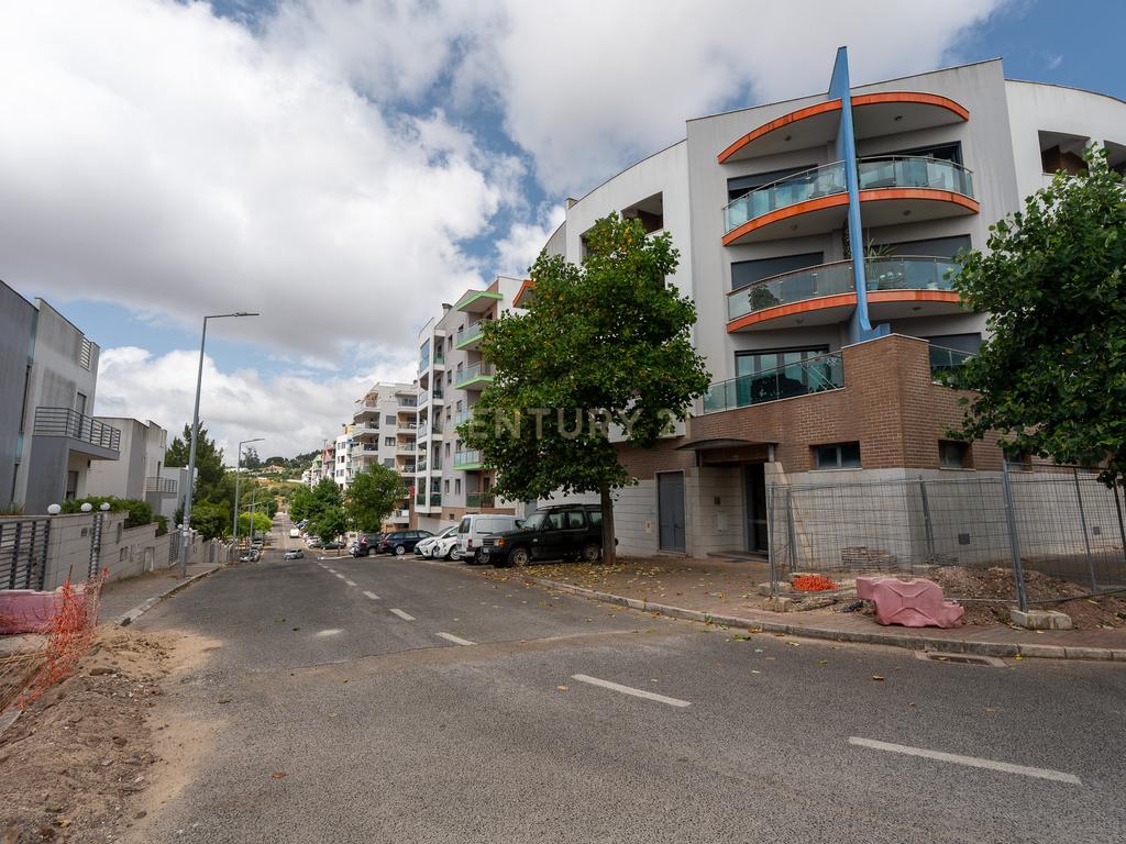 Apartamento de tipologia T3, com 2 varandas, 2 WC e box para 4 viaturas, situado no Jardim da Amoreira - Ramada em Odivelas. - Image 57