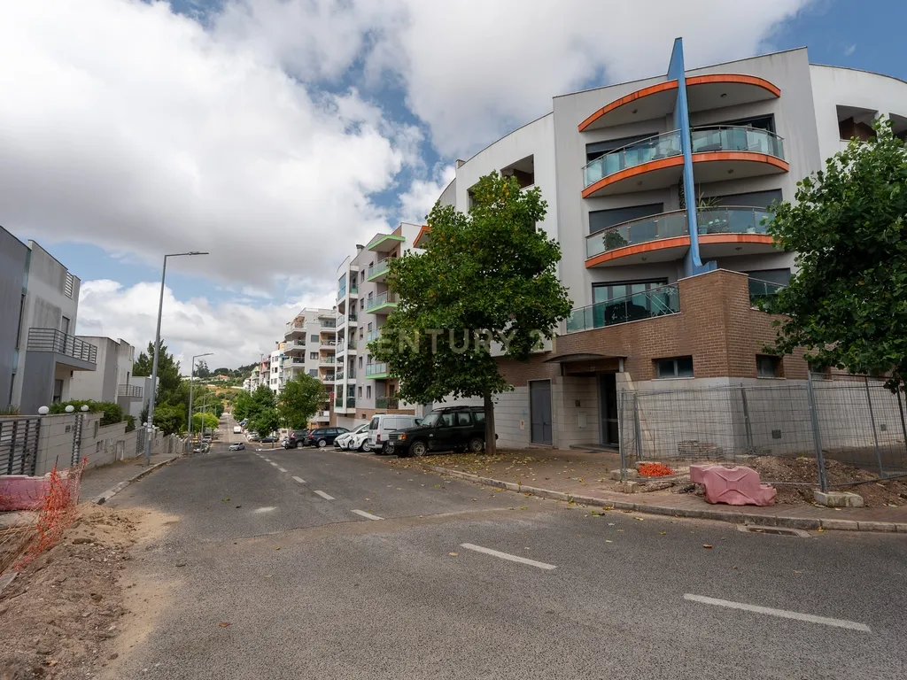 Apartamento de tipologia T3, com 2 varandas, 2 WC e box para 4 viaturas, situado no Jardim da Amoreira - Ramada em Odivelas. - Image 57