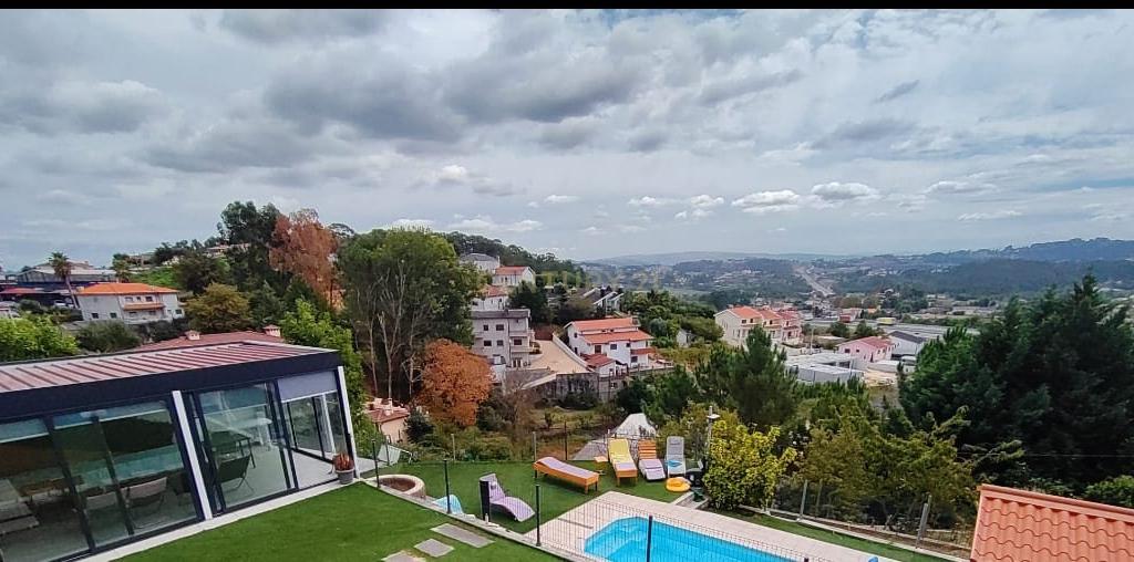 Moradia com miradouro, piscina e área agricola em Lousada - Image 1