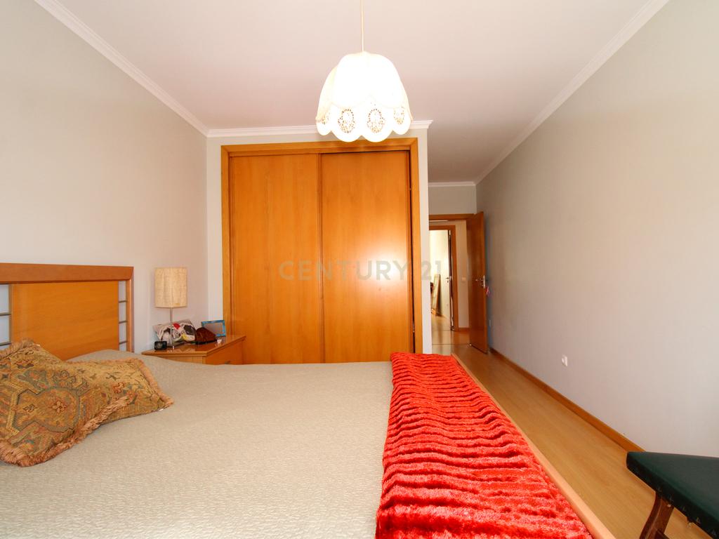 Apartamento T4 com Parqueamento, nas Caldas da Rainha - Image 9