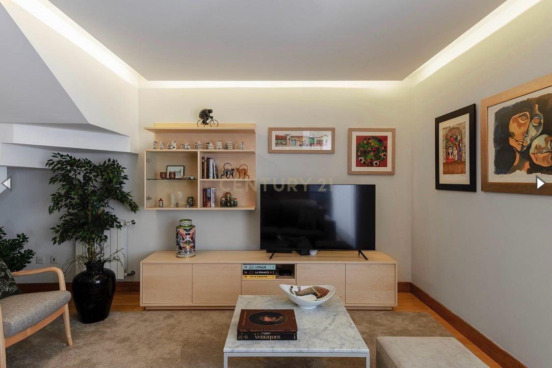 Fotografia 2 de Exclusividade, Conforto e Design Contemporâneo: T3 Duplex no Último Andar, à venda em São Félix da Marinha