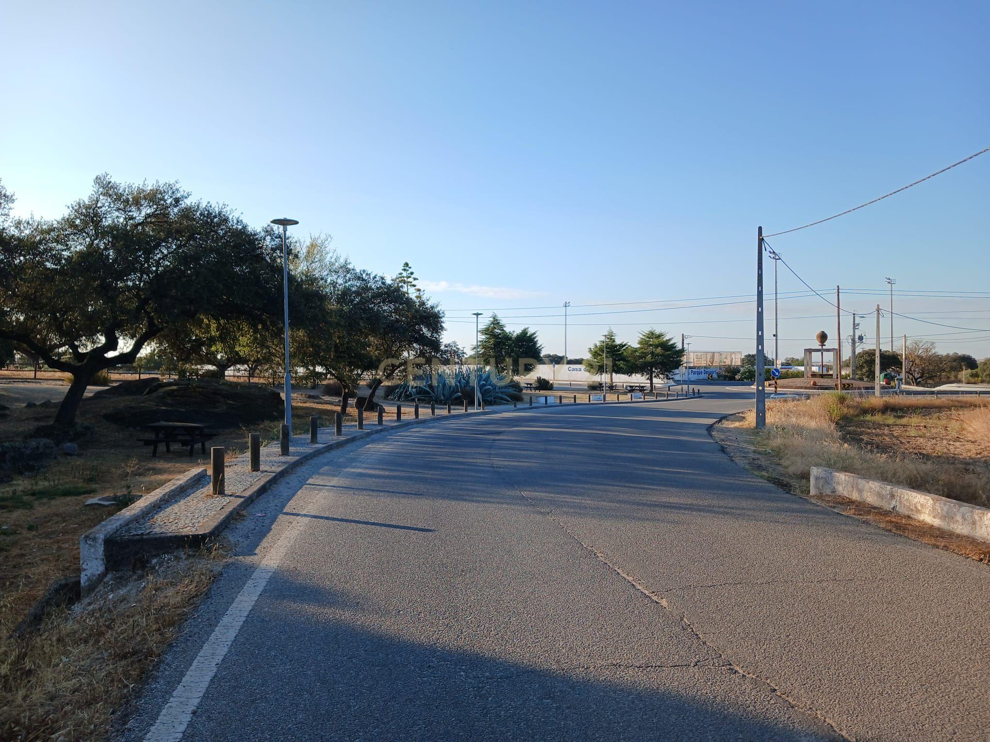 Fotografia 7 de Terreno Central em São Pedro do Corval, Vista para a Rocha dos Namorados