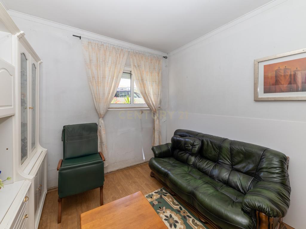 Apartamento T3 no Feijó com logradouro de 261 m2 - Image 9