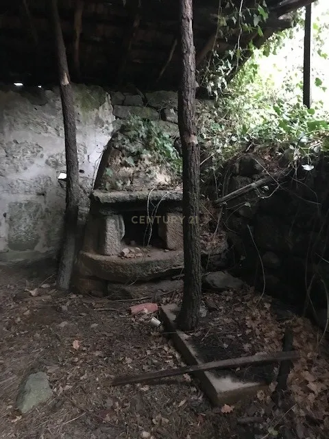 Moradia com terreno para recuperar em Cinfães - Image 8