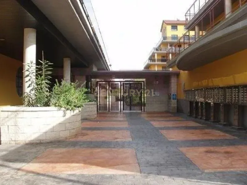 Apartamento de 3 quartos em Valência com comodidades de luxo - Image 2