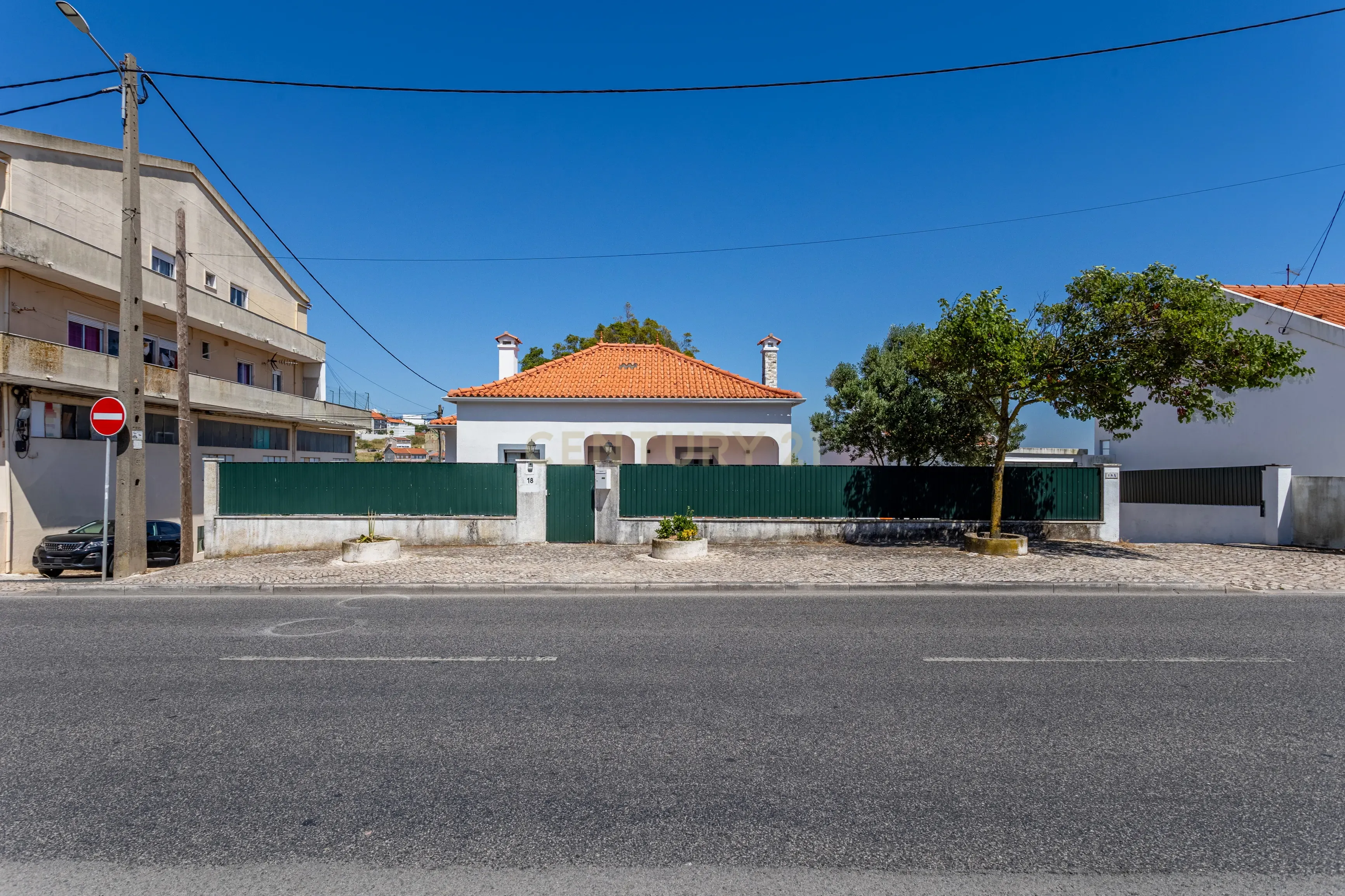 Moradia T5 isolada, inserida num lote de terreno de 750m2 em Casal de Cambra - Image 42