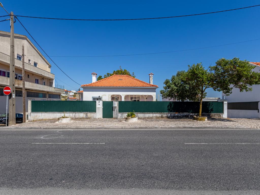 Moradia T5 isolada, inserida num lote de terreno de 750m2 em Casal de Cambra - Image 42