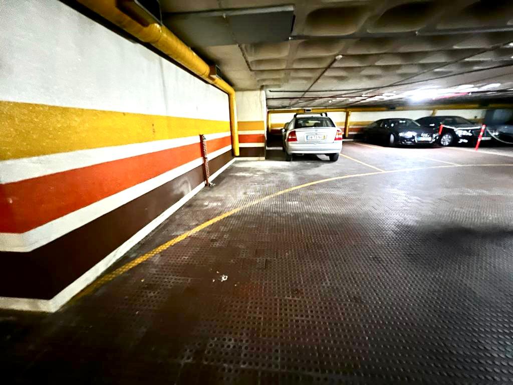 2 LUGARES DE ESTACIONAMENTO NA AV. JOÃO XXI NO EDIFÍCIO VIA VENETTO EM FRENTE À SEDE DA CGD COM ACESSO PELAS ESCADAS DO PRÉDIO - Image 17