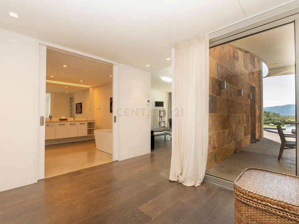 Moradia Exclusiva em Primeira Linha de Mar com Piscina Infinita / Tróia-Carvalhal - Image 22