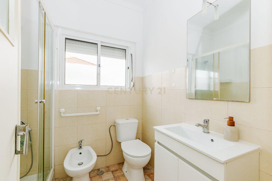 Apartamento/Andar de moradia para arrendamento - Olivais (água e eletricidade incluído no valor da renda) - Image 22