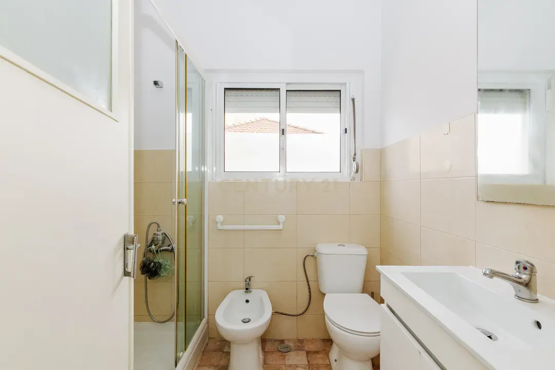 Apartamento/Andar de moradia para arrendamento - Olivais (água e eletricidade incluído no valor da renda) - Image 21
