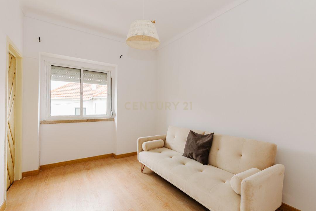 Apartamento/Andar de moradia para arrendamento - Olivais (água e eletricidade incluído no valor da renda) - Image 11
