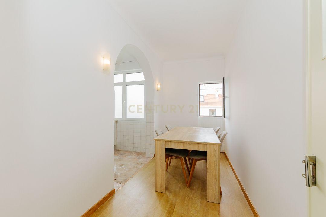 Apartamento/Andar de moradia para arrendamento - Olivais (água e eletricidade incluído no valor da renda) - Image 9