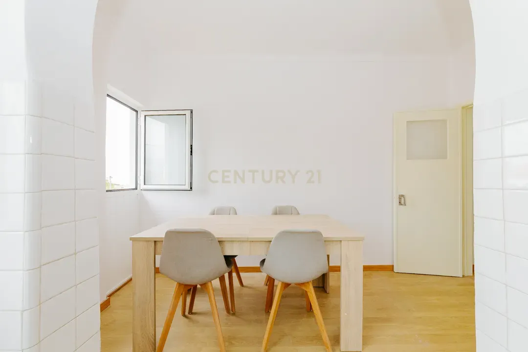Apartamento/Andar de moradia para arrendamento - Olivais (água e eletricidade incluído no valor da renda) - Image 1