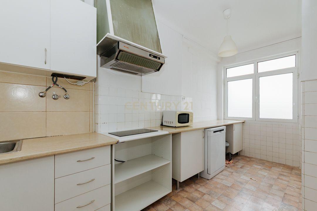 Apartamento/Andar de moradia para arrendamento - Olivais (água e eletricidade incluído no valor da renda) - Image 5