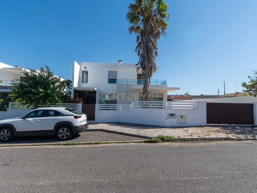 Moradia Isolada de Arquitetura Moderna com Piscina, Jardim e Garagem (Morelena /Pêro Pinheiro) - Image 8