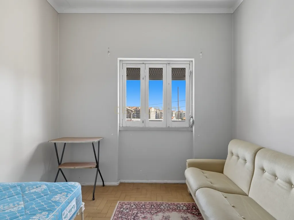 Moradia Bi-familiar com terreno de 800m2 urbanos - Paredes, Alenquer - Image 17