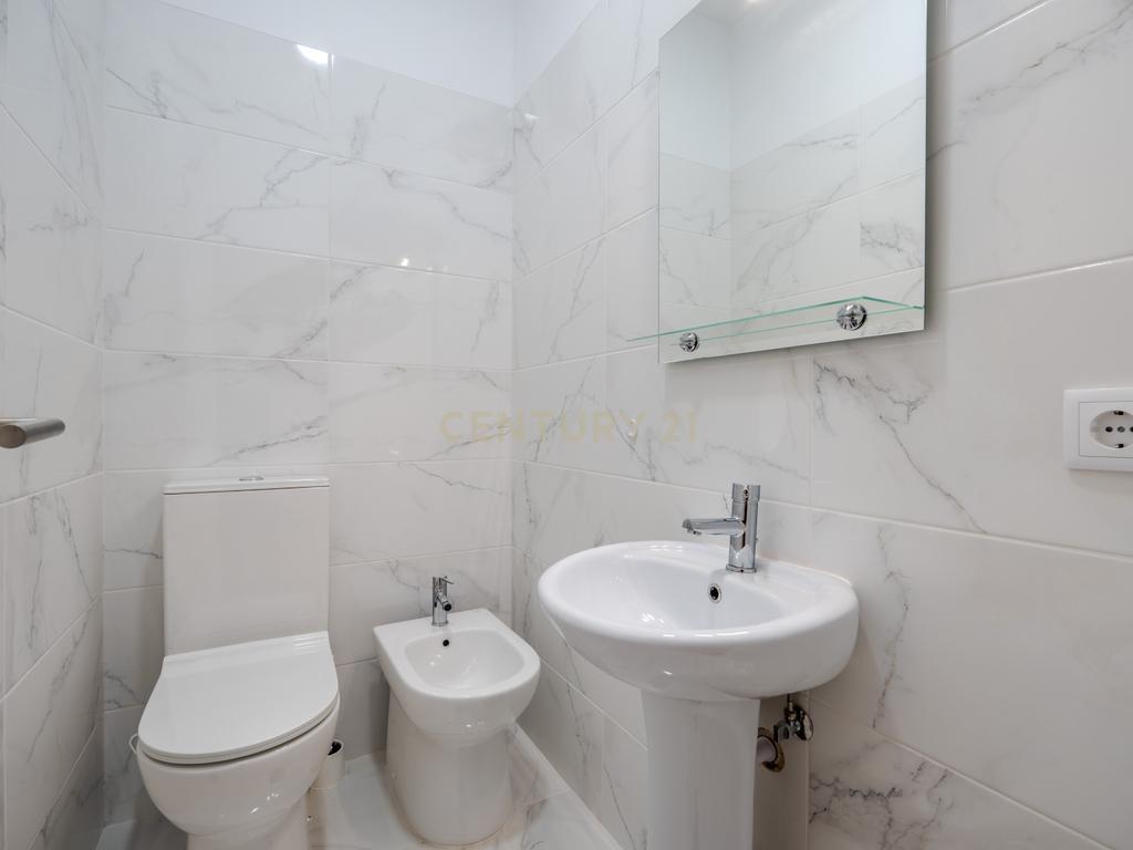 Apartamento T2 renovado em Portimão com varanda, 2 casas de banho e marquise espaçosa - Image 12
