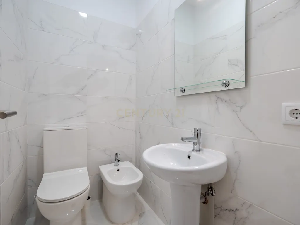 Apartamento T2 renovado em Portimão com varanda, 2 casas de banho e marquise espaçosa - Image 12