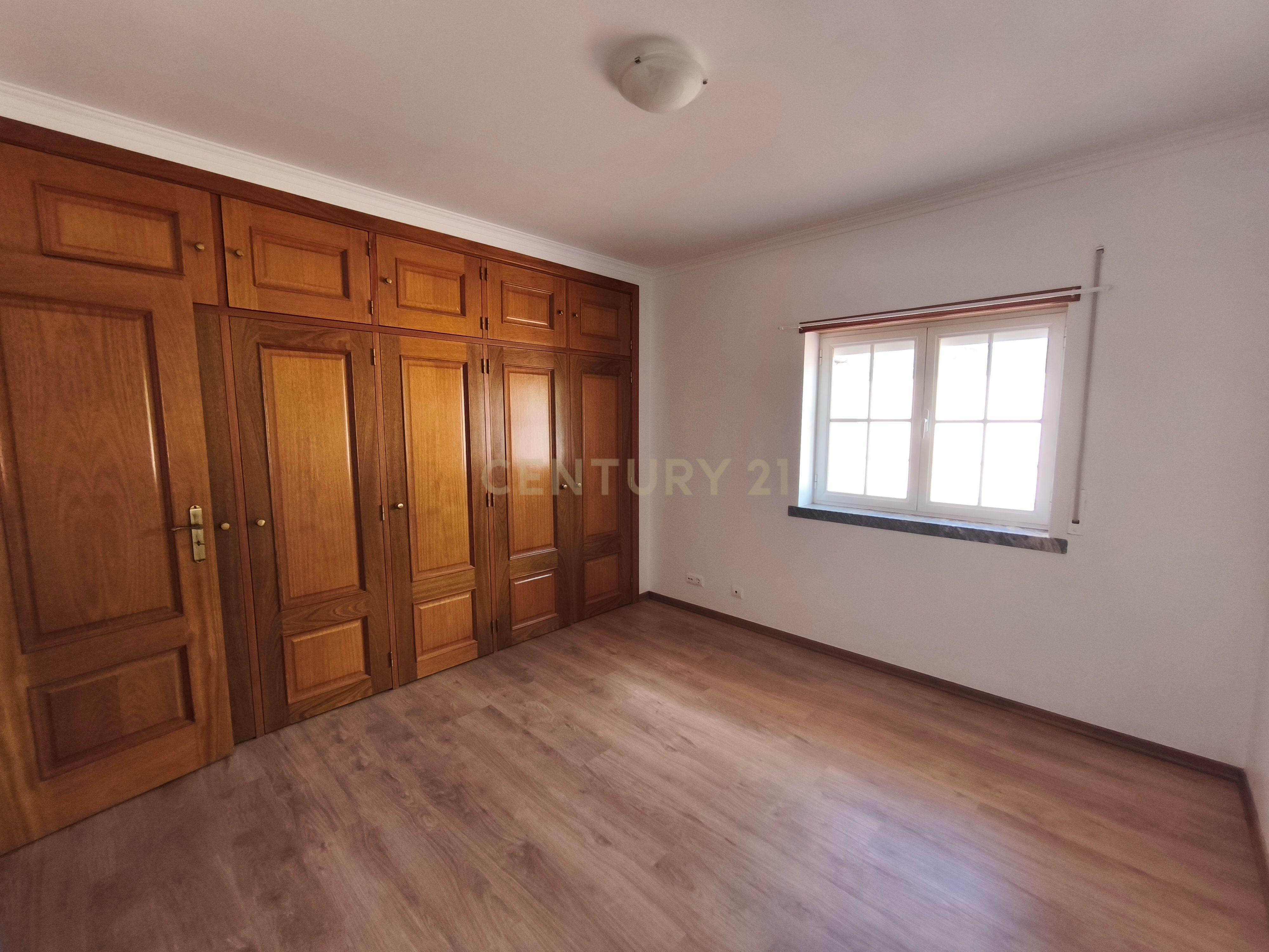 Fotografia 9 de Apartamento T3 para arrendar com terraço de 200m² e garagem para dois carros — Lourinhã