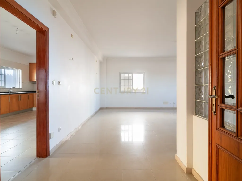 Moradia T4+1 | 368 m² | Garagem para 4 Viaturas | Casal do Bispo, Famões - Image 4