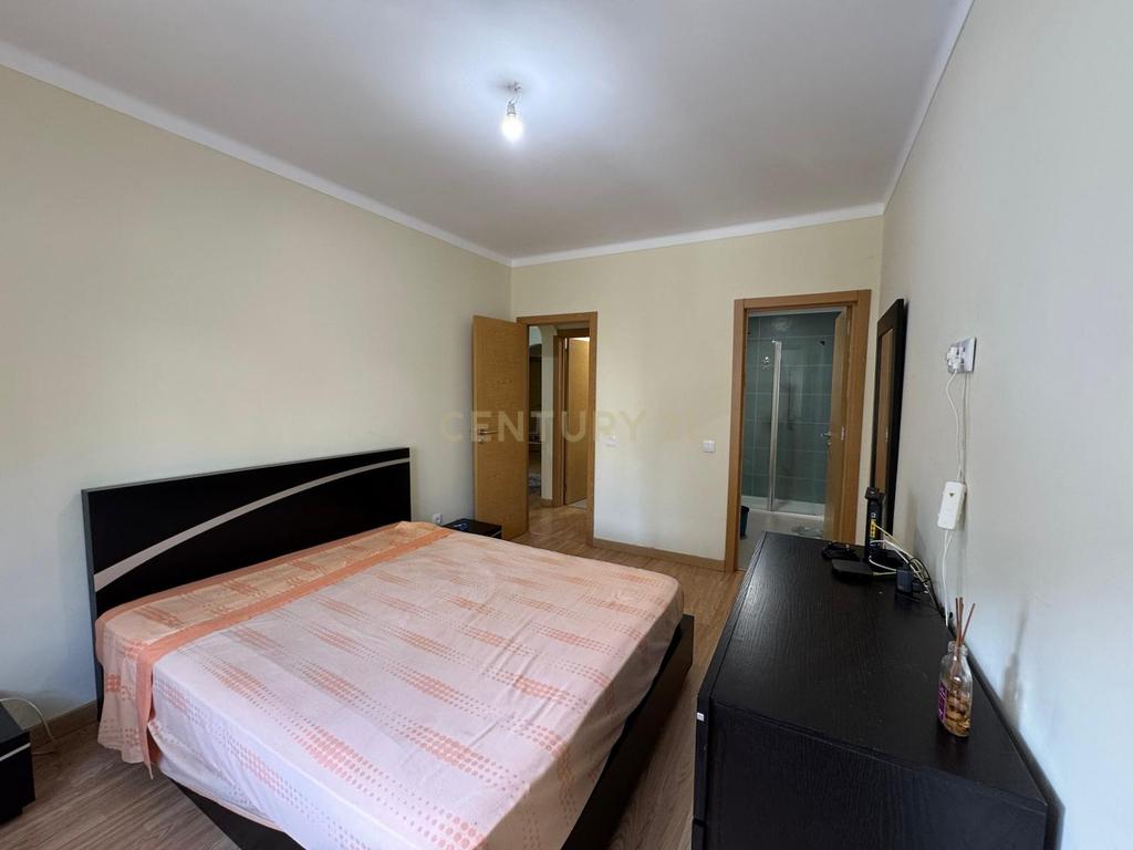 Apartamento T3 remodelado na zona do Parque Municipal - Image 8
