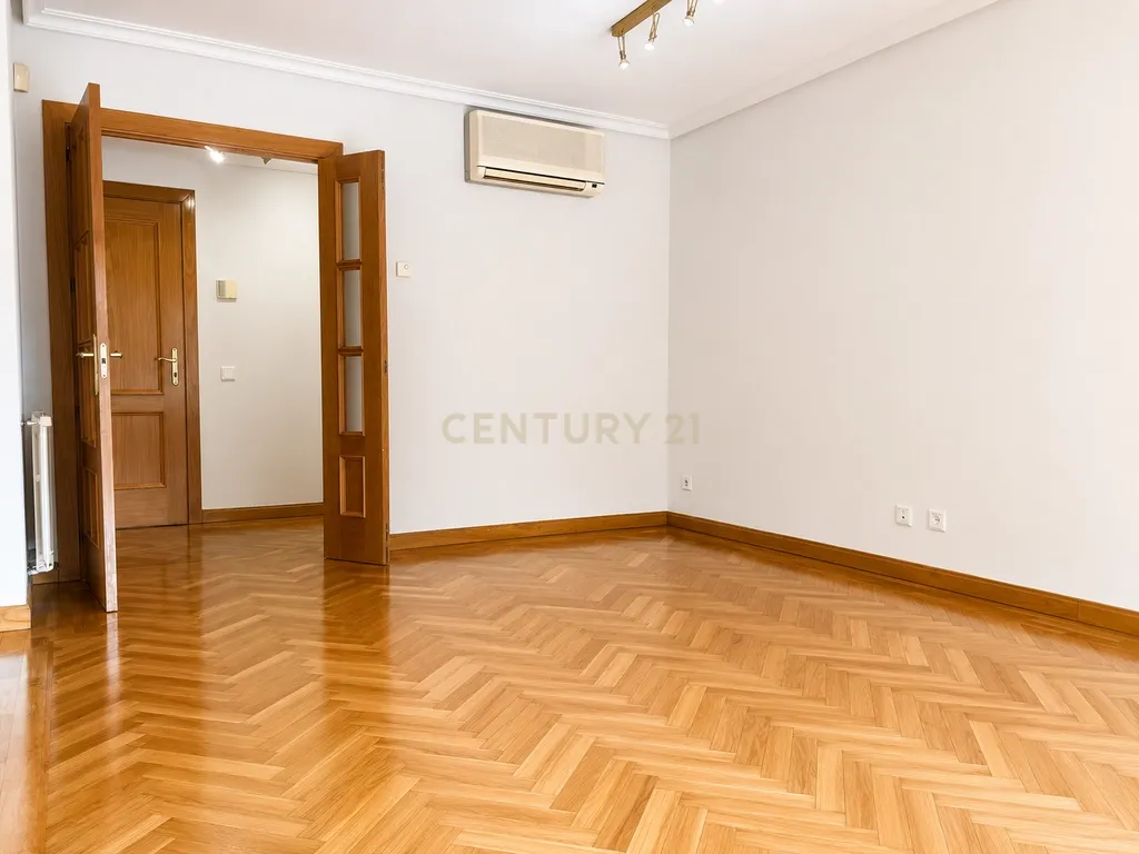 Apartamento familiar de 4 quartos junto à Avenida de Europa, com varanda, piscina e jardim comunitário - Image 20