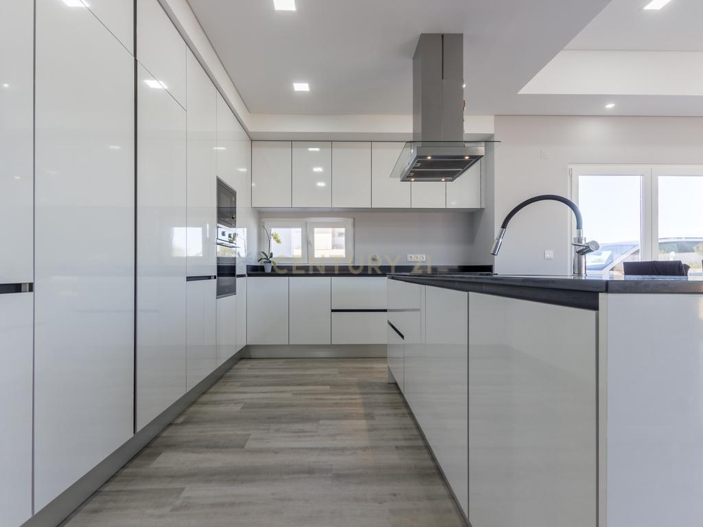 Vila Alegre / Fernão Ferro - Luxuosa moradia isolada térrea de 4 assoalhadas com arquitetura comtemporânea inserida em lote de 2775 m² - Image 10