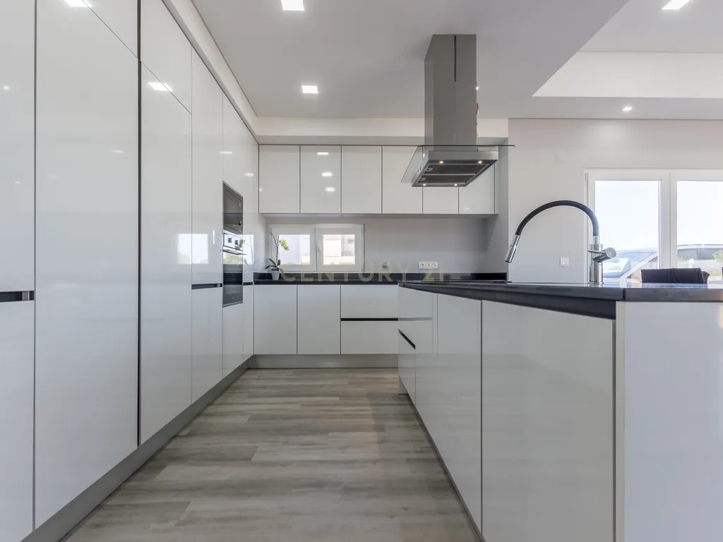 Vila Alegre / Fernão Ferro - Luxuosa moradia isolada térrea de 4 assoalhadas com arquitetura comtemporânea inserida em lote de 2775 m² - Image 10