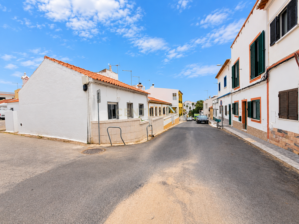 Uma casa com alma portuguesa, espaço exterior e Lagos mesmo ali ao lado. - Image 2