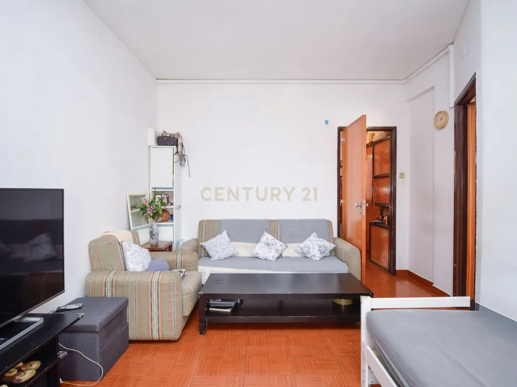 Apartamento T2 em zona central, inserido em prédio com 2 elevadores - Image 1