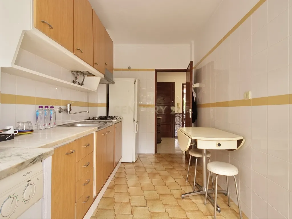 Apartamento T1 com Arrecadação, no Centro da Parede (Rebelva) - Image 4
