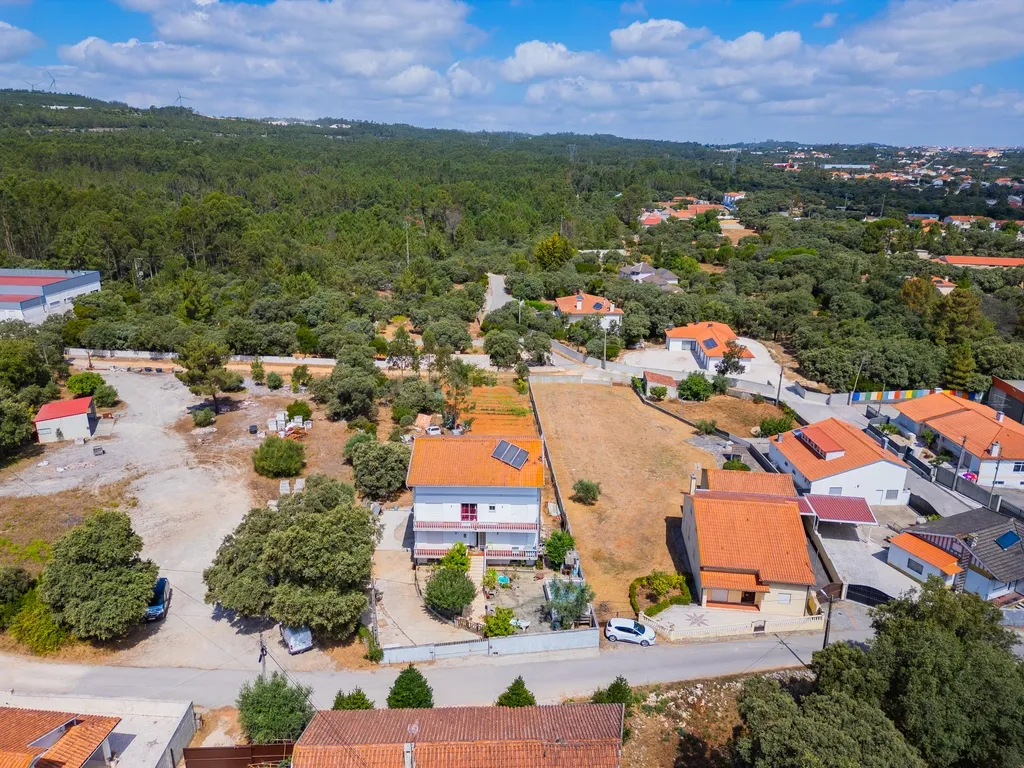 Moradia multifamiliar com rendimento imediato | 2.000 m² de terreno | A apenas 4,5 km de Fátima - Image 1