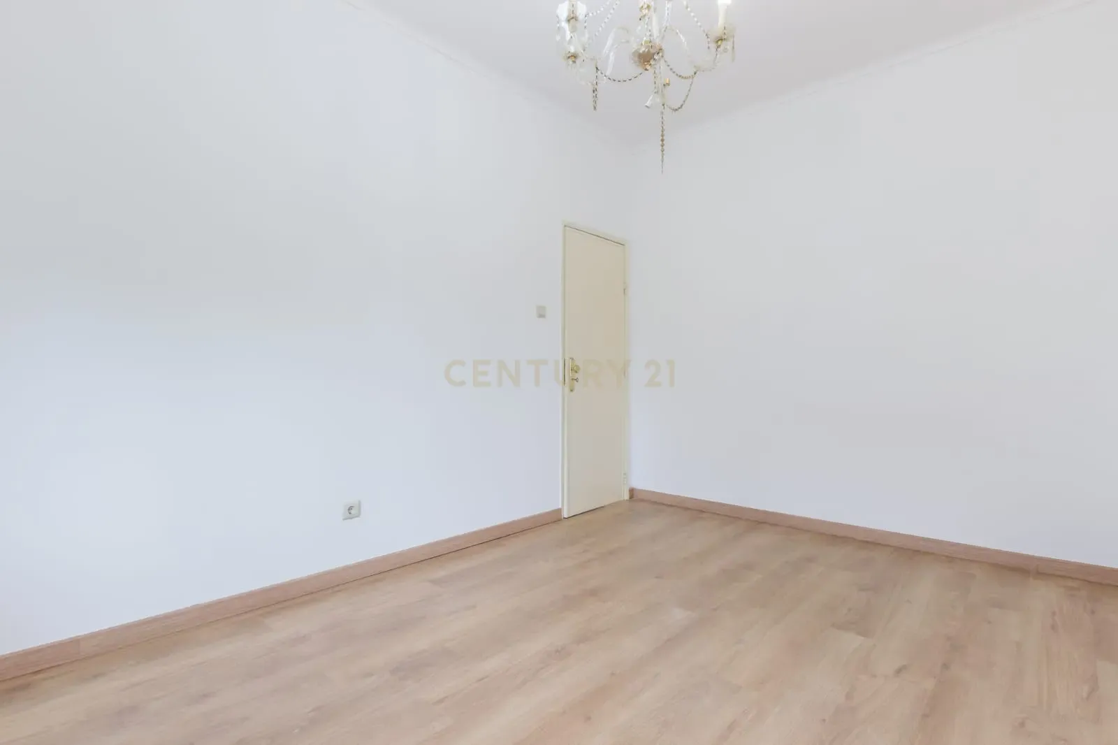 Apartamento T2 em Setúbal - Vista Cidade e Proximidade de Serviços - Image 16