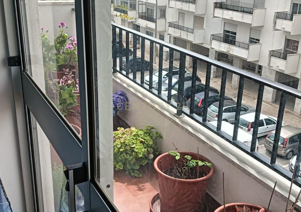 Apartamento T2 em Samora Correia com Vista Panorâmica e Boa Localização - Image 8