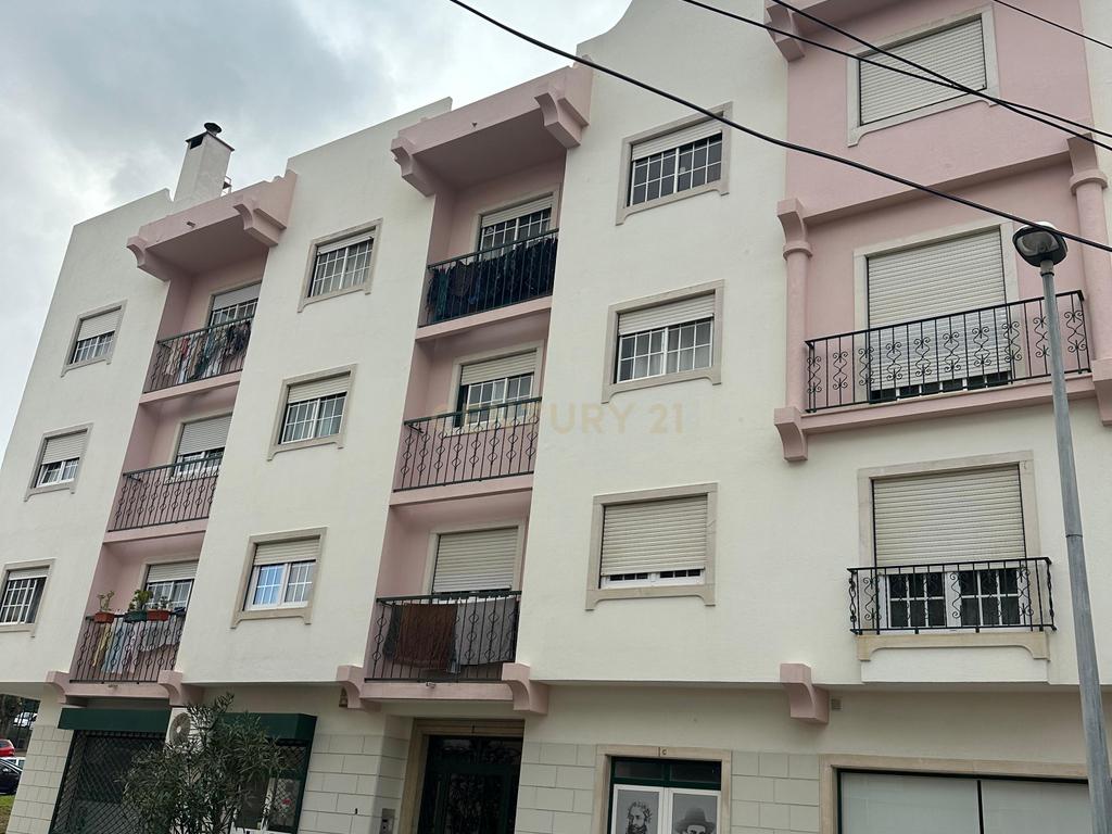 Apartamento T3 com terraço e garagem fechada para Arrendamento – Encosta do Sol - Image 1