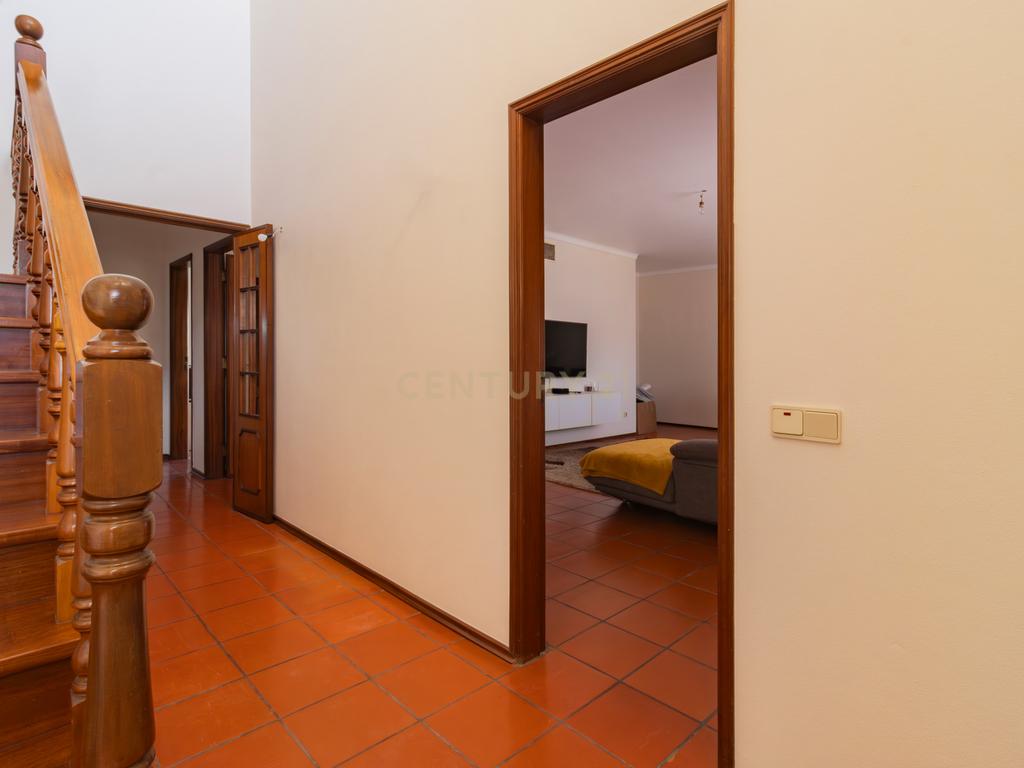 Moradia T5 com terreno - Image 8