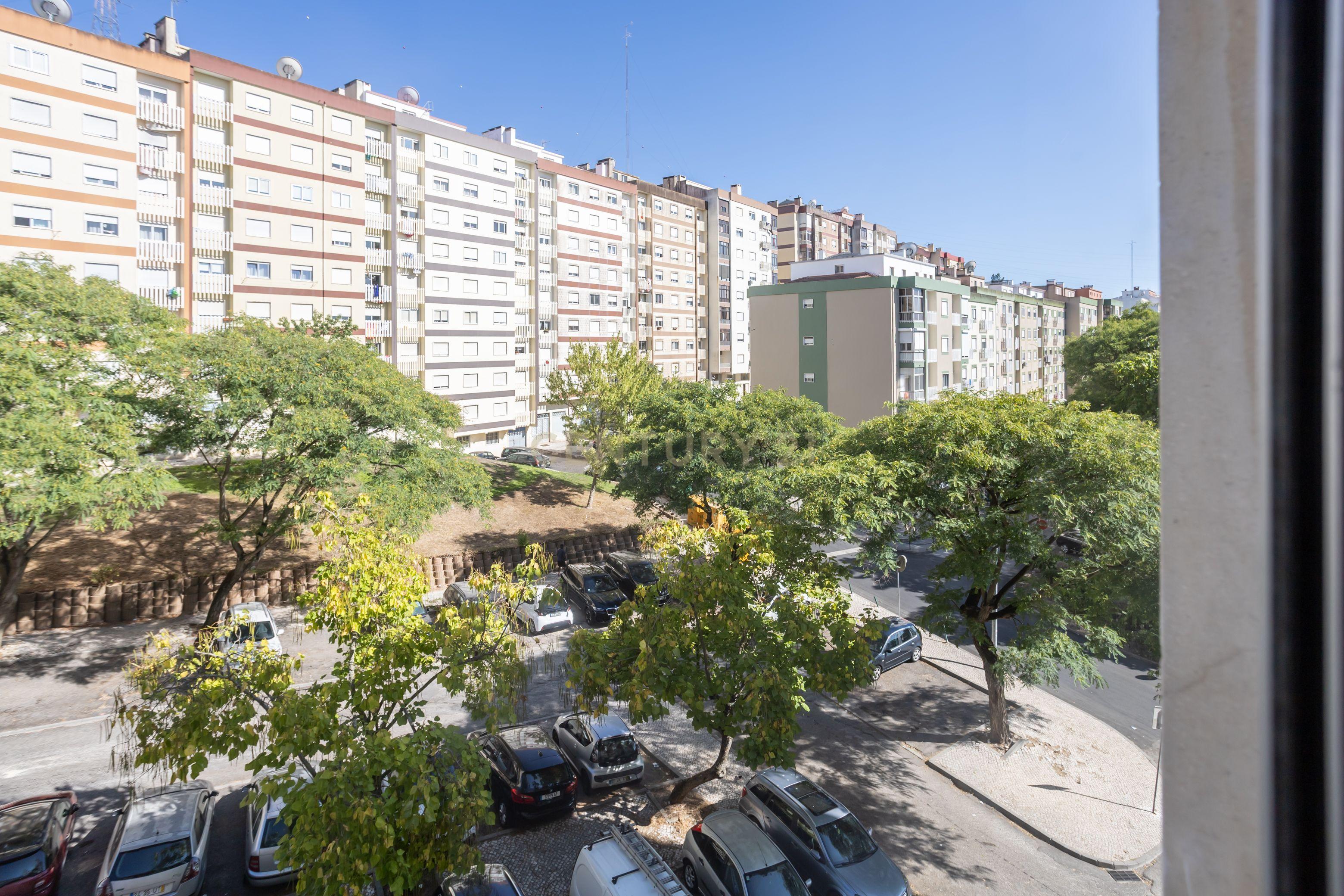 Fotografia 6 de T3 em Belas  com renovações  em Sistema de Propostas Multiplas