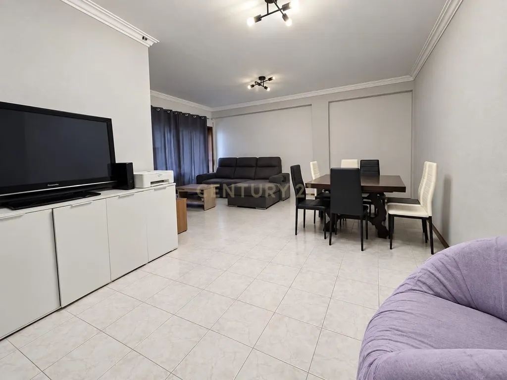 Apartamento T3+1 com área útil de 121,50 m² , varanda, lugar de garagem localizado em São Pedro da Cova, Gondomar. - Image 3