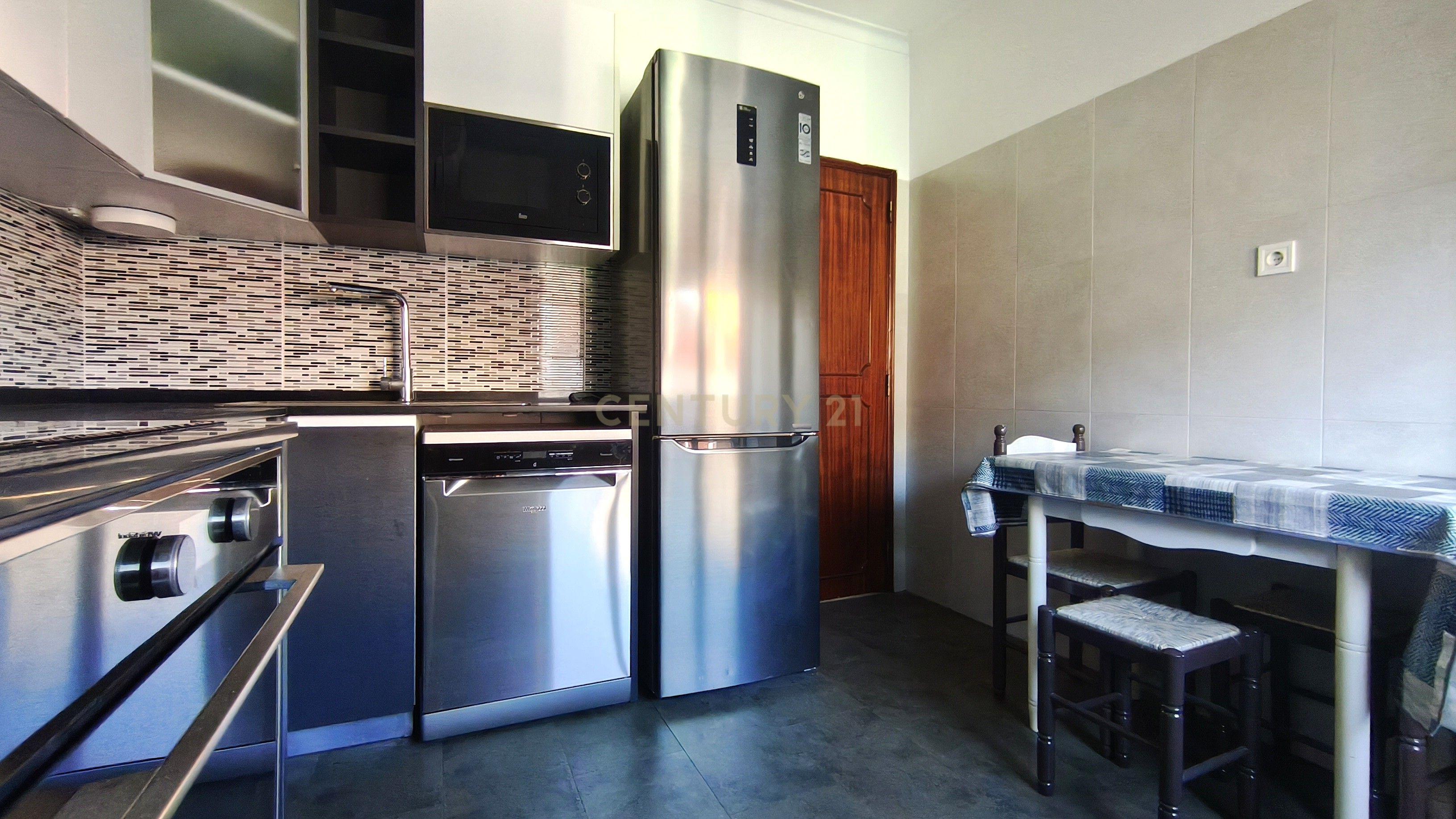 Fotografia 4 de Apartamento T2 Mobilado com Varanda e Garagem