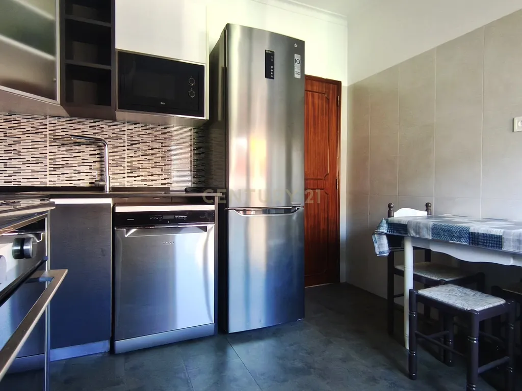 Apartamento T2 Mobilado com Varanda e Garagem - Image 4