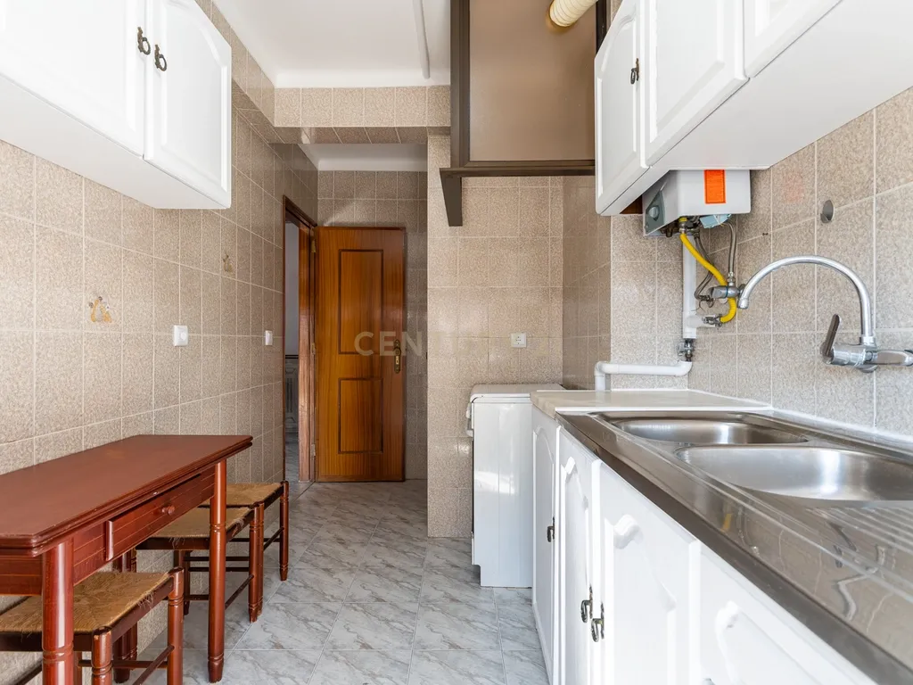T2 na Amadora para Venda - Localização Central e Excelentes acessos - Image 2