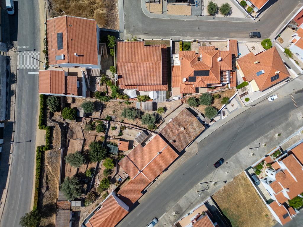 Moradia T3 com lote de terreno de 435 m2 para recuperar em Ourique, Baixo Alentejo  - Image 3