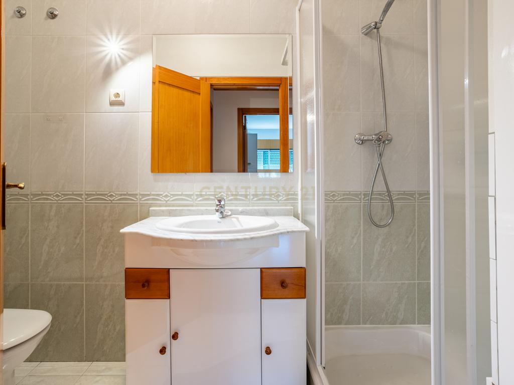 Apartamento T3 em Prior Velho com garagem - Image 11