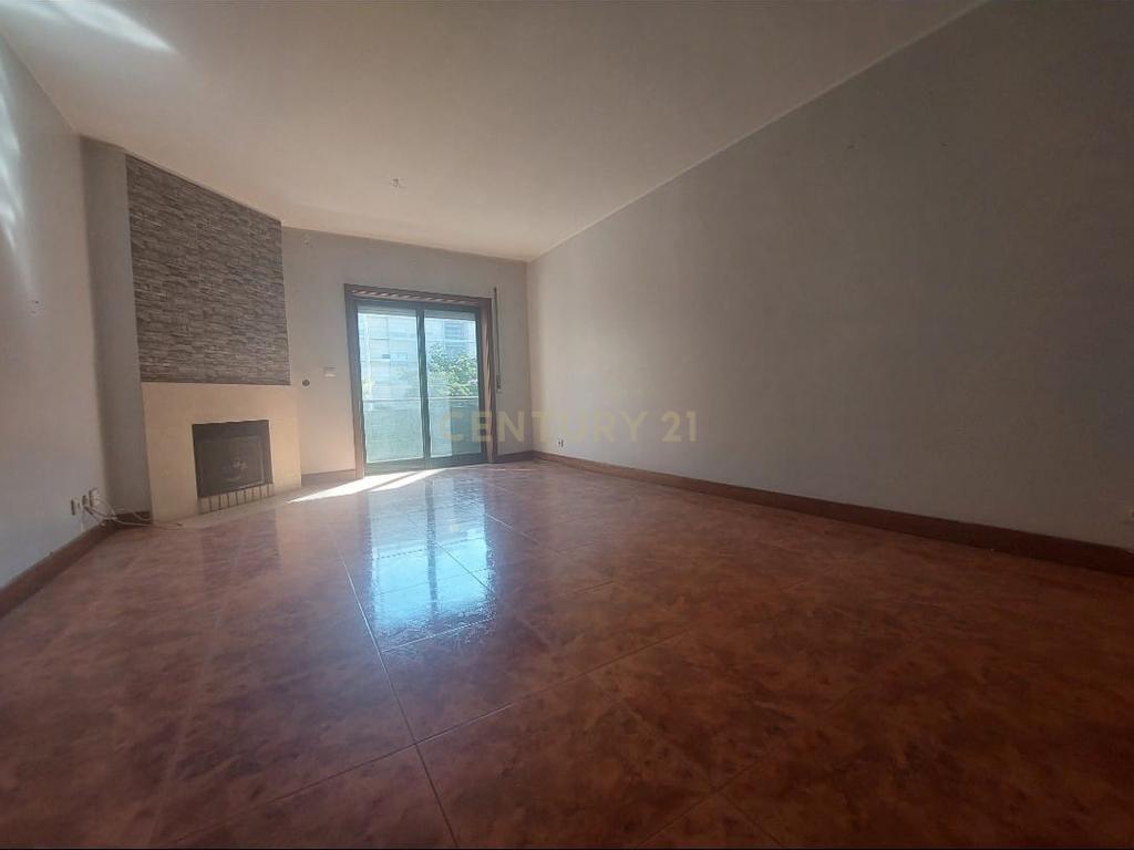Apartamento T2 em Matosinhos com Garagem e Varanda - Image 1